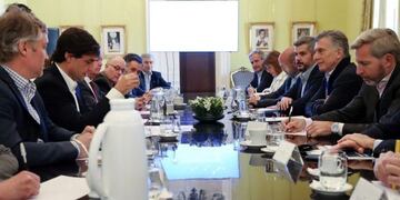 Macri y el resto de los funcionarios escucha a Lacunza, este lunes pasado, en la reunión de Gabinete\u002E Foto: Clarín\u002E