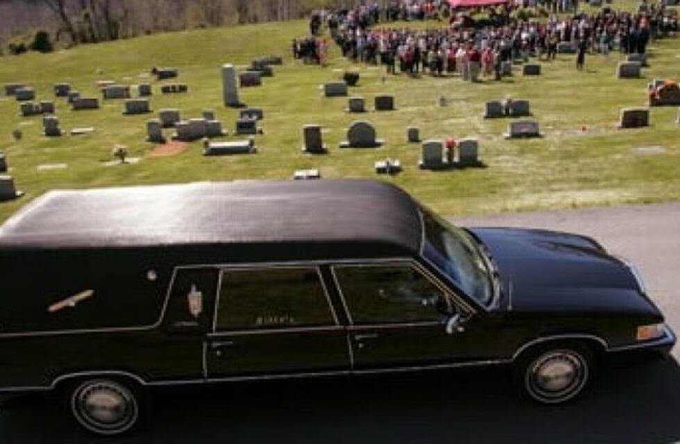 Transportaba un cadáver y se le cayó del coche fúnebre