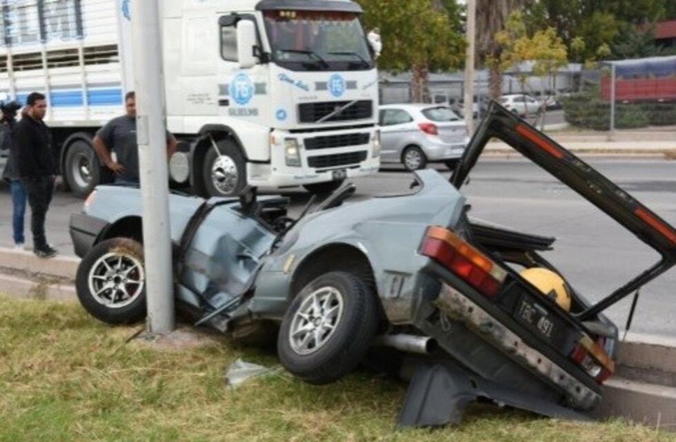 Se estrelló contra un poste y el auto quedó destrozado dentro de una acequia