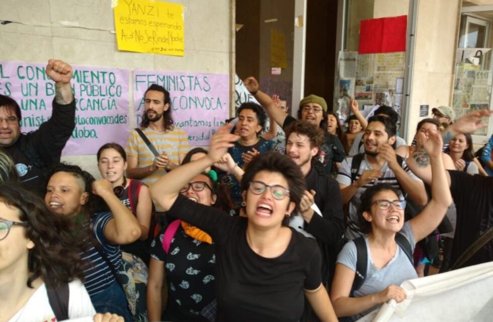 Pabellón Argentina: se abrieron las puertas y se fue el último grupo que ocupaba el edificio