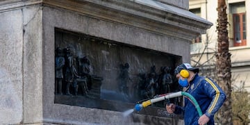 Limpieza del Monumento de la Plaza Vélez Sársfield\u002E