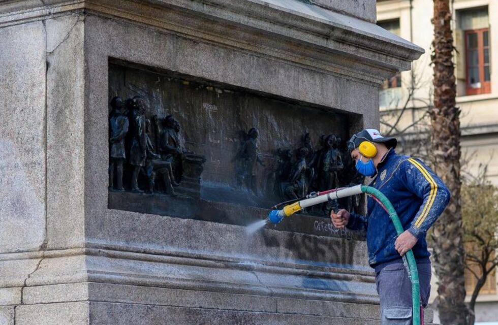 La Municipalidad limpia el monumento de la Plaza Vélez Sarsfield