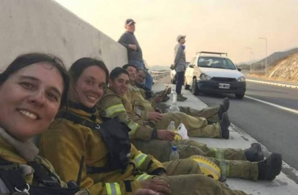 Bomberas voluntarias: la foto viral que visibiliza su trabajo en los incendios en Córdoba