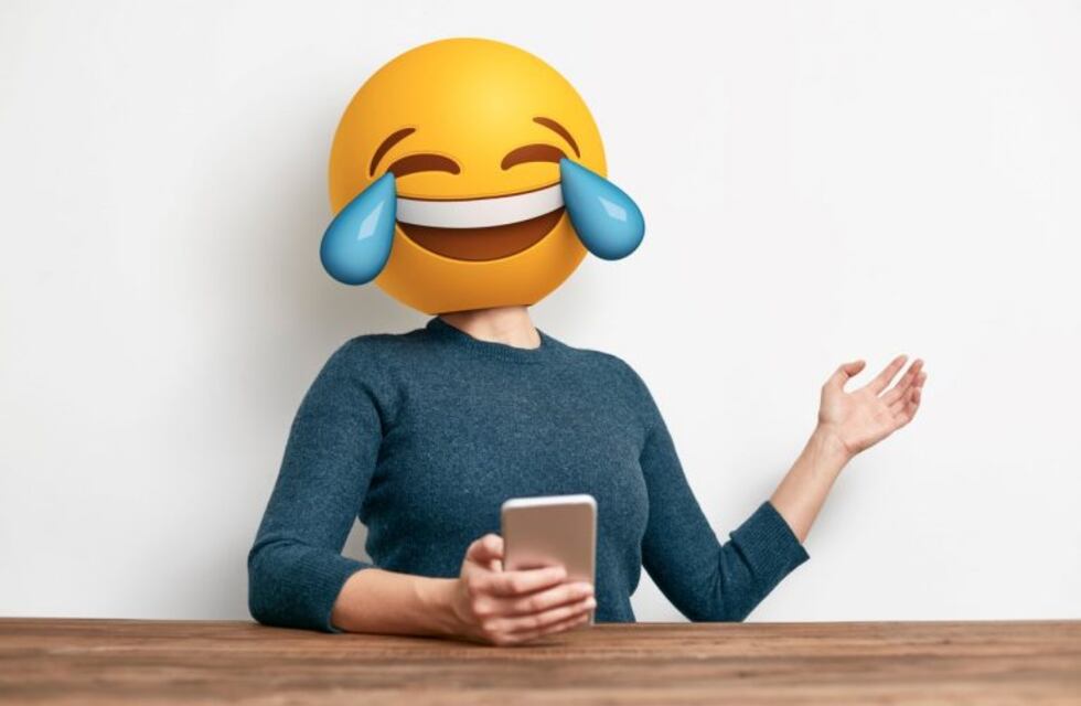 La RAE explicó el uso correcto de los emojis: ¿antes o después del punto?