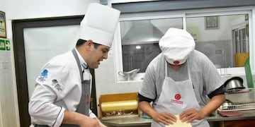 Alumnos de escuelas de personas con discapacidad recibirán capacitación gastronómica.