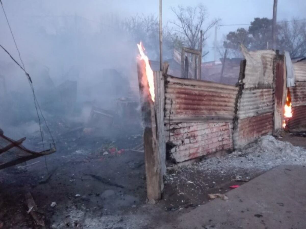 Se incendiaron seis casillas en Casilda y Teniente Agneta y sospechan que se trató de un hecho intencional\u002E (@belitaonline)