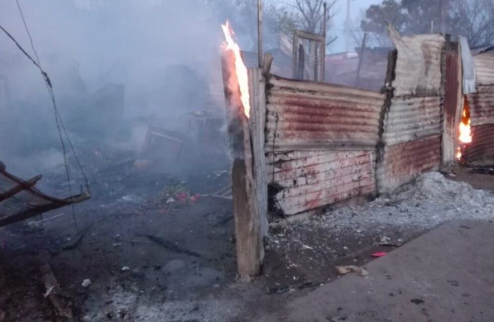 Seis familias perdieron todo en un incendio y sospechan de un hecho intencional