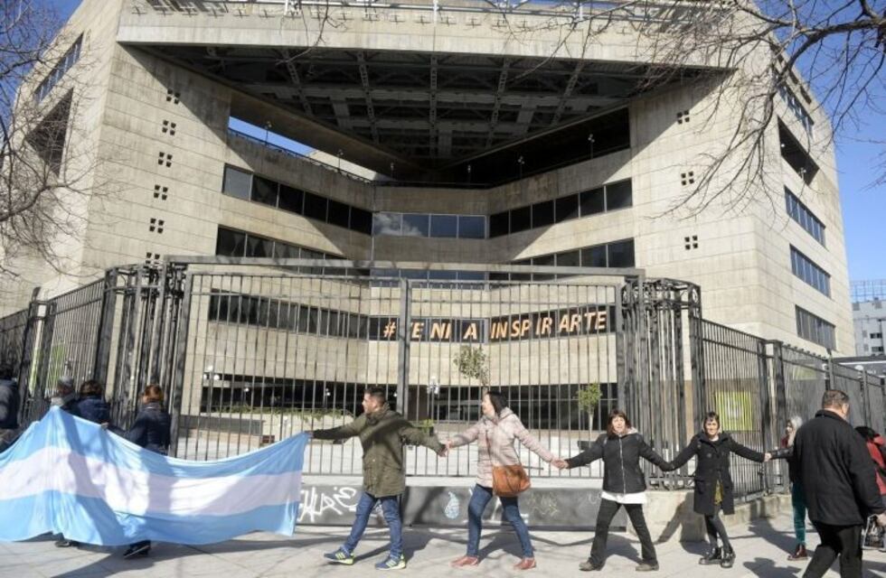 Artistas platenses reclaman por las malas condiciones del Teatro Argentino