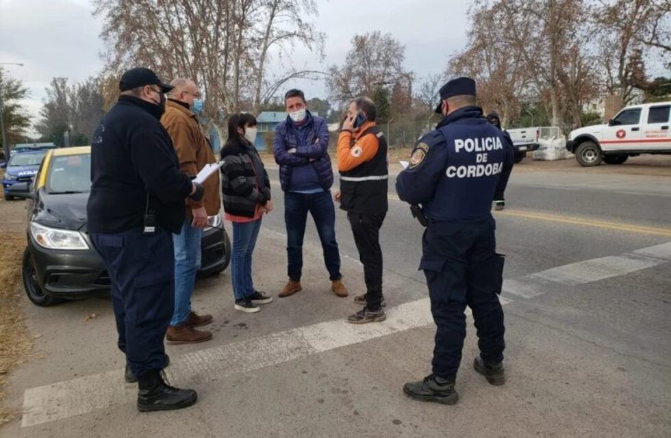 Un taxi llegó a Córdoba desde Buenos Aires con dos pasajeros y tuvieron que escoltarlos