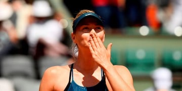 TOPSHOT - Russia's Maria Sharapova during their women's singles third round match on day seven of The Roland Garros 2018 French Open tennis tournament in Paris on June 2, 2018\u002E / AFP PHOTO / CHRISTOPHE SIMON paris francia Maria Sharapova campeonato torneo abierto roland garros 2018 tenis partido tenista rusa