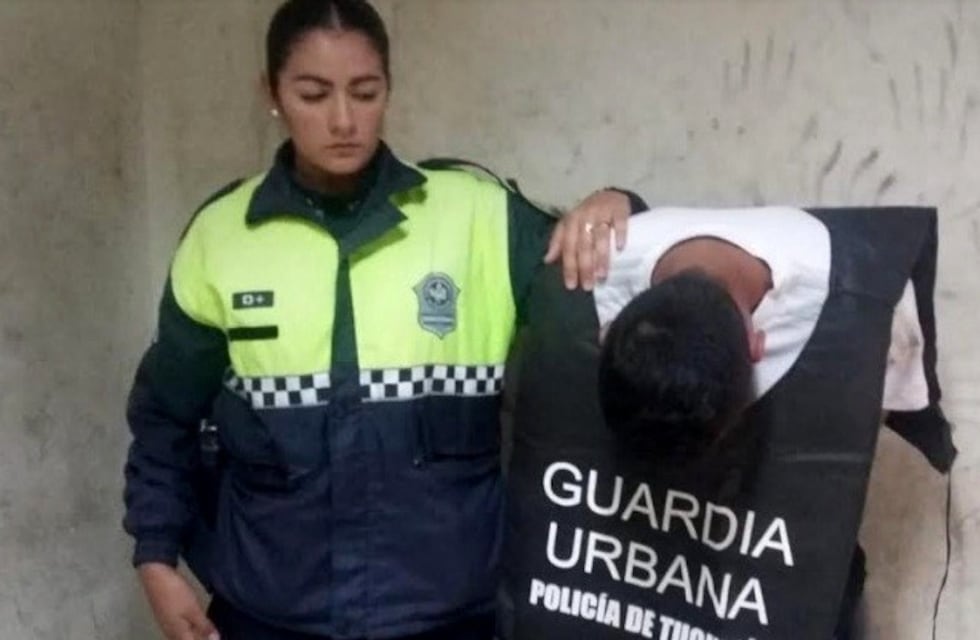Agredió a una policía y quiso quitarle el arma: quedó detenido