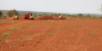 Trabaja en el suelo del futuro estadio de futbol del kilómetro 1