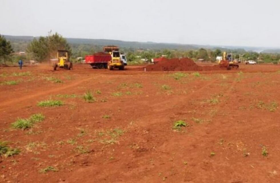 Trabaja en el movimiento de suelo del futuro estadio de futbol de Eldorado