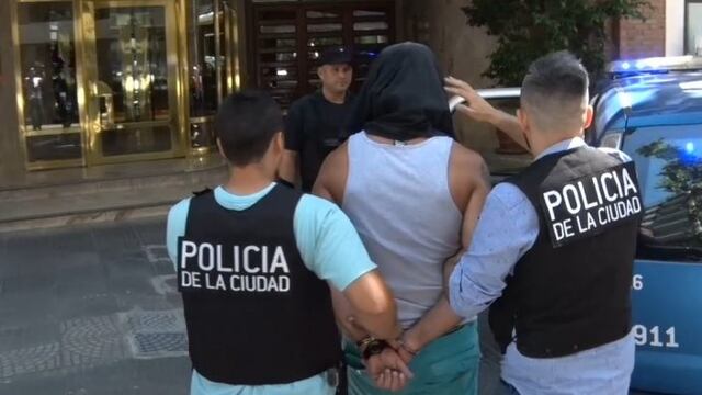 La Policu00eda detuvo a un hombre sospechado de ser cu00f3mplice del Anestesista Gerardo Billiris, en el barrio de Cau00f1itas. (@Policia_ciudad)