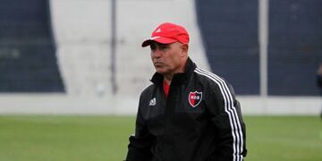 Llop pretende un mediocampista y un delantero