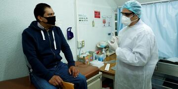 MEX2701\u002E CIUDAD DE MÉXICO (MÉXICO),17/06/2020\u002E- El epidemiólogo del Hospital Juárez de México, Victor Hugo Gutiérrez (d), toma una muestra aun posible paciente con Covid-19, el 12 de junio de 2020, en Ciudad de México (México)\u002E El personal médico del Hospital Juárez de la Ciudad de México tiene la difícil tarea de diagnosticar COVID-19 a pacientes que se hacen la prueba entre una mezcla de sentimientos: de la angustia al estrés sin perder nunca la esperanza de salir negativos y burlar la enfermedad\u002E EFE/José Méndez