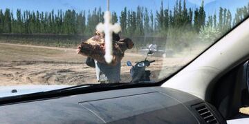 Saqueó del camión que volcó y perdió la carga en la ruta 143