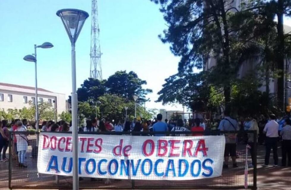 Docentes autoconvocados marchan en reclamo por la paritaria