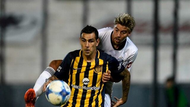 Marco Ruben of Argentina's Rosario Central, center right, celebrates with teammate German Herrera after scoring against Brazil's Gremio, during a Copa Libertadores soccer match in Rosario, Argentina, Thursday, May 5, 2016.(AP Photo/Natacha Pisarenko) rosa