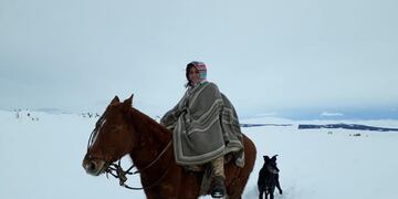 Personal sanitario recorren kilómetros sobre la nieve a caballo para trabajar en zonas rurales