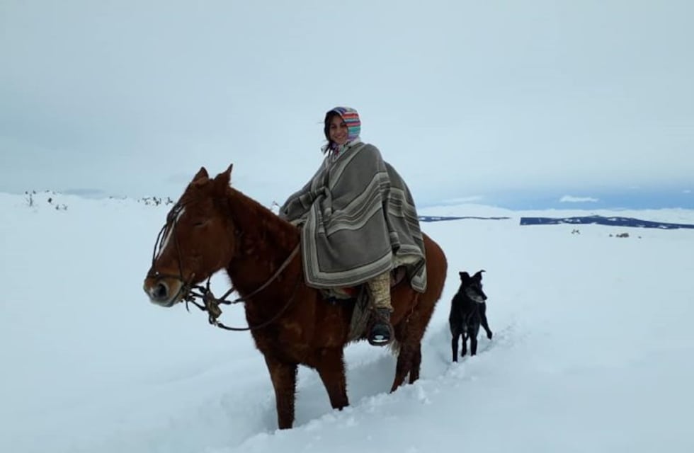 Personal sanitario recorre kilómetros sobre la nieve a caballo para trabajar en zonas rurales