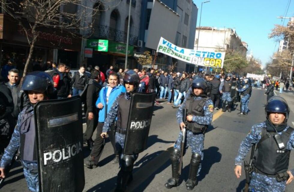 Choferes marchan hasta Trabajo y mantienen la carpa frente a UTA