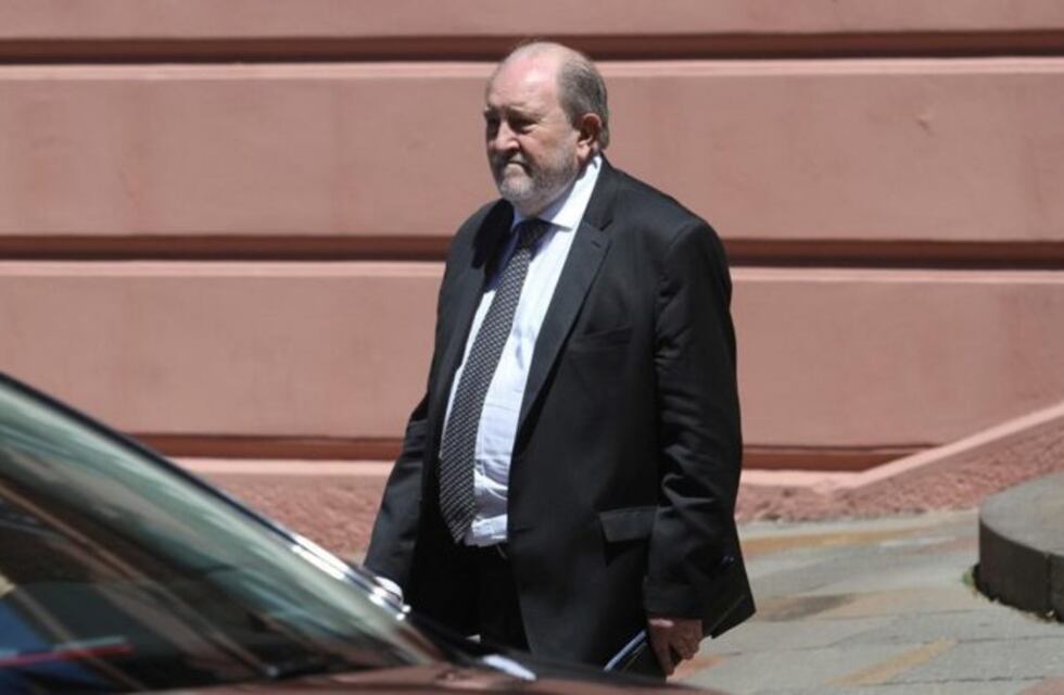 El gobernador de La Pampa se fue de viaje a Europa pese a que su provincia está bajo el agua