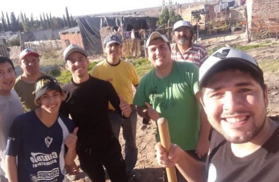 Un policía utiliza sus francos para ayudar a una familia a construir su casa