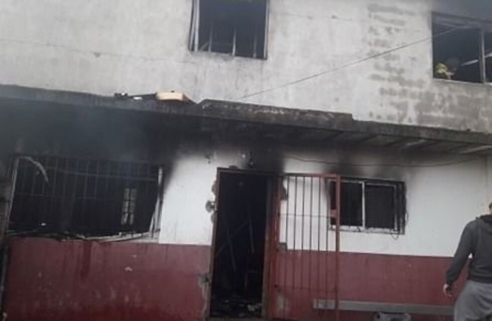Incendio: embarazada saltó con sus hijas del primer piso para salvarse