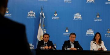Nicolas Dujovne , Dante Sica y Carolina Stanley durante los anuncios en la Quinta de Olivos\u002E Foto Federico Lopez Claro