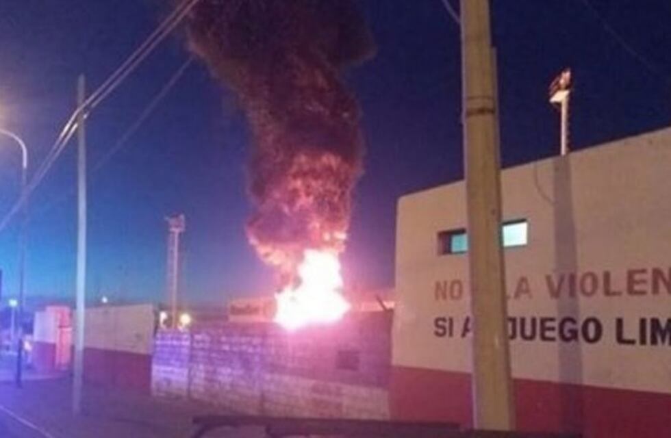 Un incendio intencional causó grandes pérdidas al Club Roca