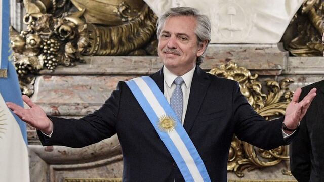 TOPSHOT - Argentina's new President Alberto Fernandez gestures at Casa Rosada presidential palace, after his inauguration ceremony at the Congress in Buenos Aires on December 10, 2019\u002E (Photo by Juan MABROMATA / AFP)