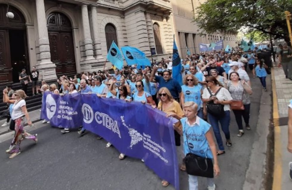 Docentes cordobeses marcharon por una recomposición salarial
