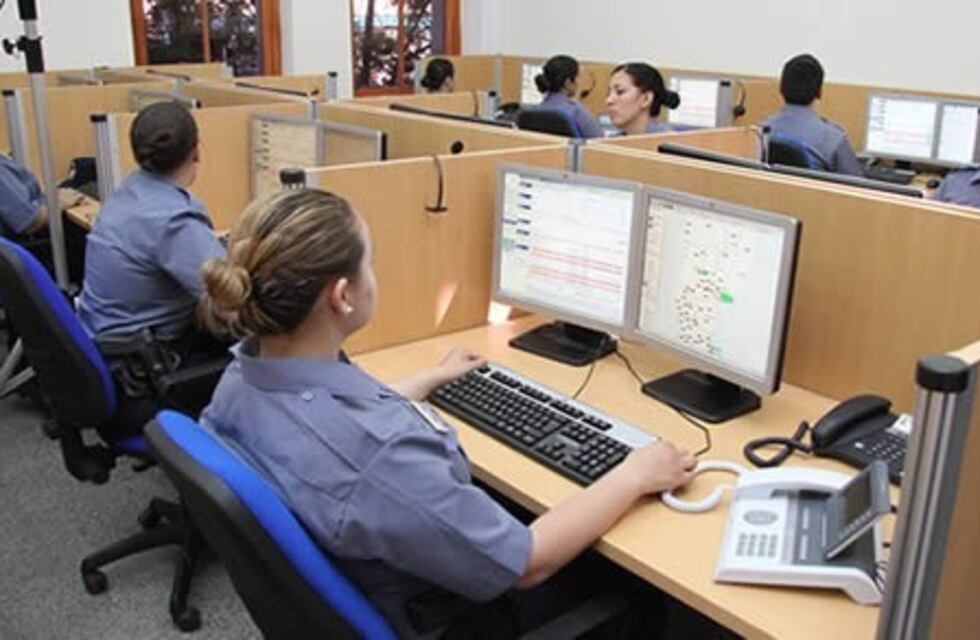 El angustioso llamado al 911 de una joven a la que su pareja quiso prenderla fuego: "Me tiró con kerosene"