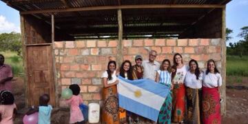 Analía viajó al África para ayudar a los niños de una comunidad\u002E