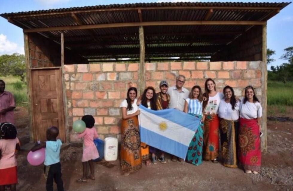 Una puntana viajó al África para ayudar a construir dos aulas