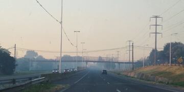 El humo se advertía en diferentes puntos de Rosario\u002E (Twitter)