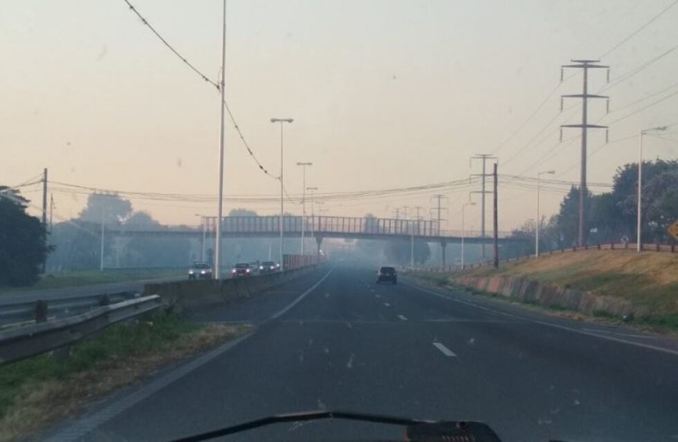 Humo de las islas en Rosario: desde el viernes trabajan aeronaves pero la molestia continúa