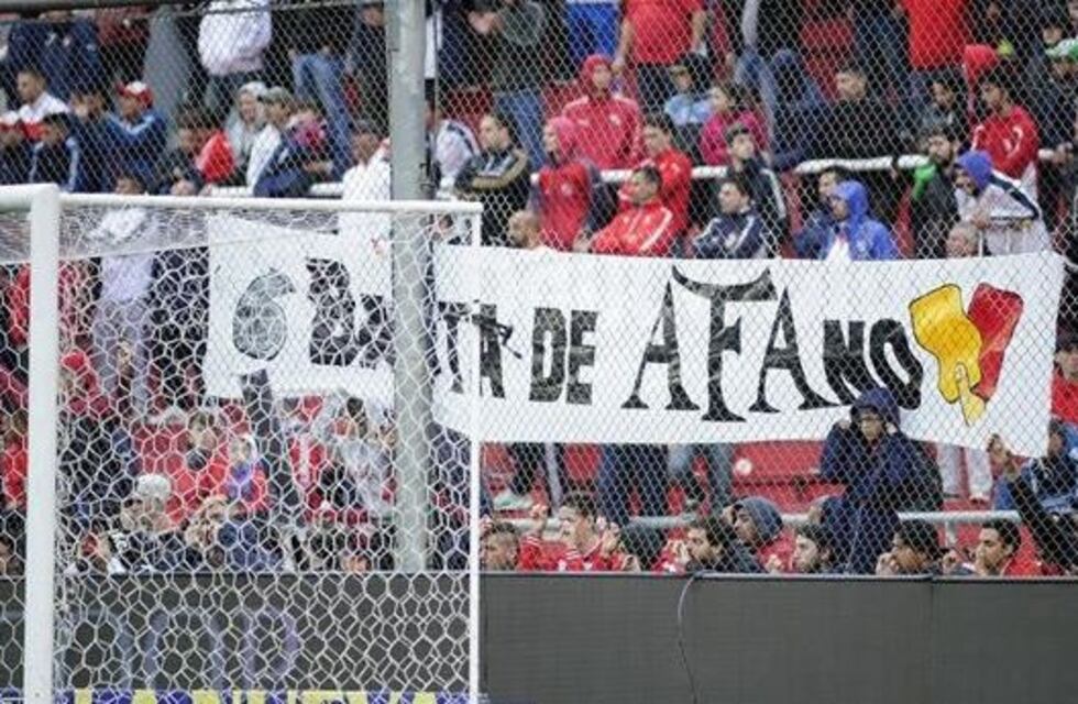 Serios incidentes entre hinchas de Independiente y la Policía por el secuestro de una bandera
