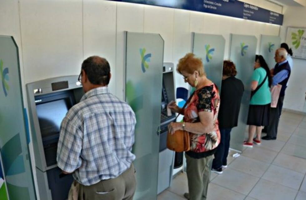 El gobierno abonara sueldos de marzo el viernes 29 con incremento del 25%