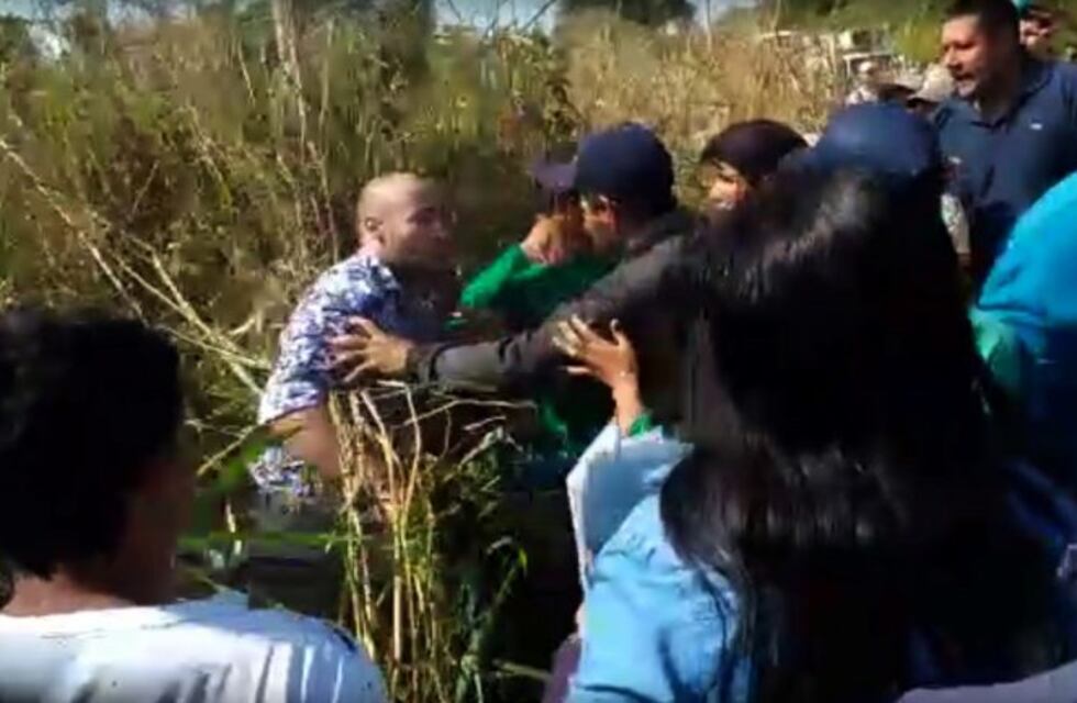 En Iguazú filmaron a manifestantes golpeando a turistas que intentaban cruzar durante un corte de ruta