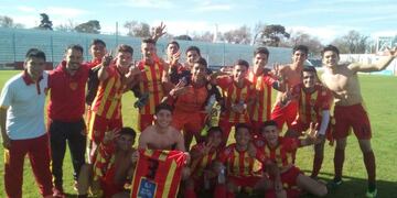 Los pibes del Decano festejan el pase a la final\u002E (Prensa Sarmiento)