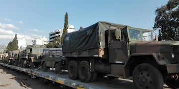 Vehículos militares de la IV Brigada Aerotransportada del Ejército Argentino, con asiento en Córdoba, son transportados en tren de carga por primera vez después de 35 años\u002E