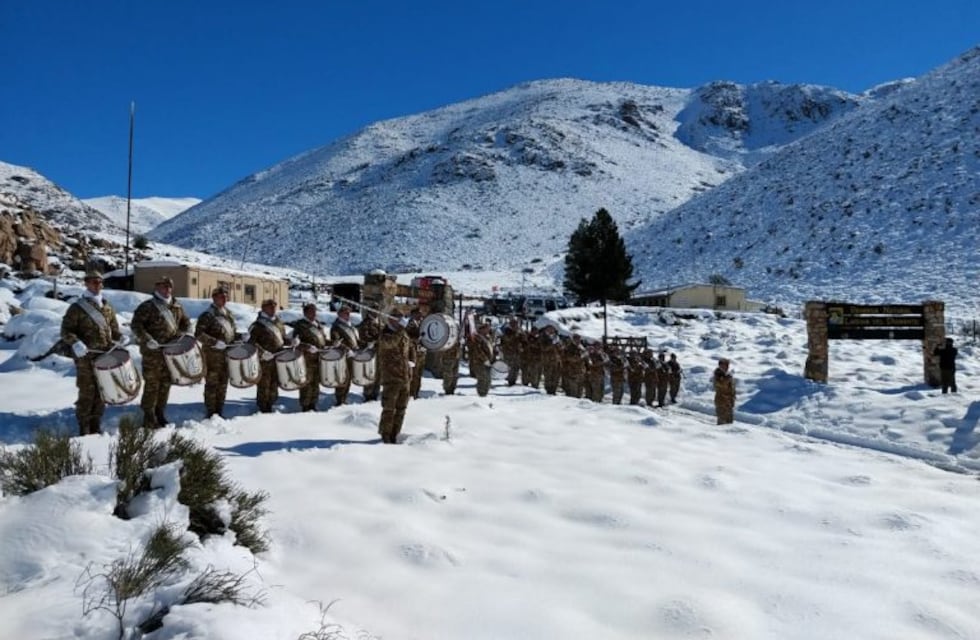 Video: emotiva interpretación del Himno en la Laguna del Diamante