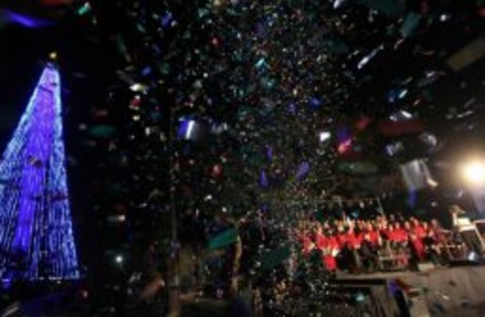 Teatro y circo gratis bajo el Arbolito de Navidad en Nueva Córdoba