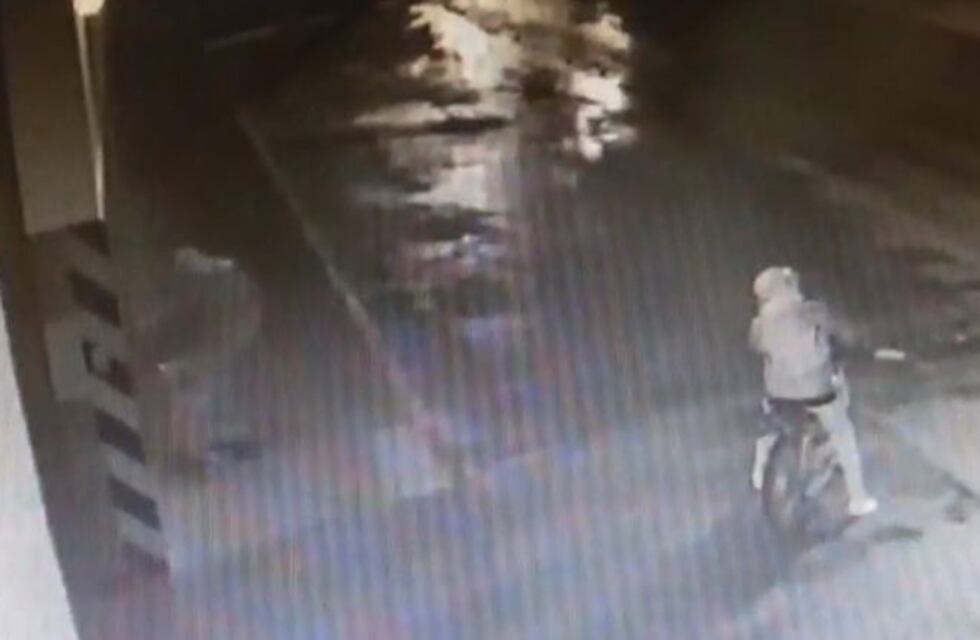 Quilmes: un patrullero pasó de largo mientras motochorros robaban y golpeaban a una mujer