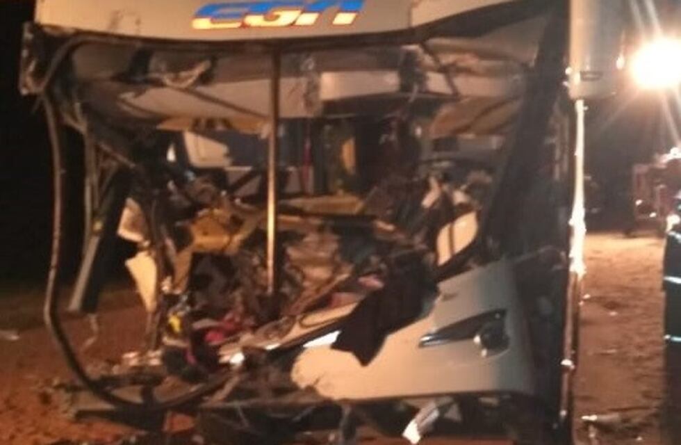 Colectivo uruguayo que viajaba de Rosario a Córdoba chocó con un camión y murió una pasajera