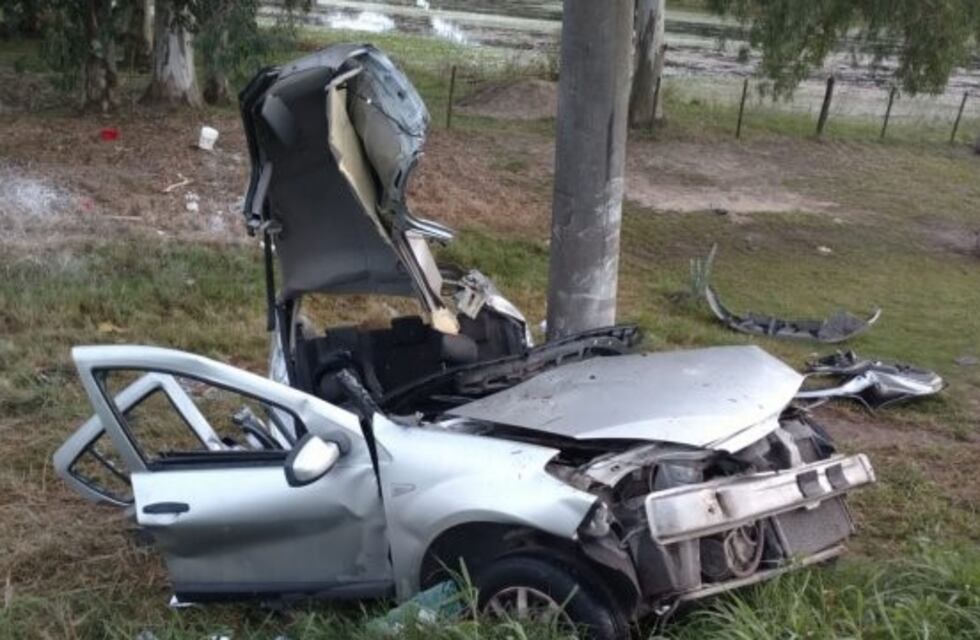 San José del Rincón: choque contra una columna y muerte de dos hombres