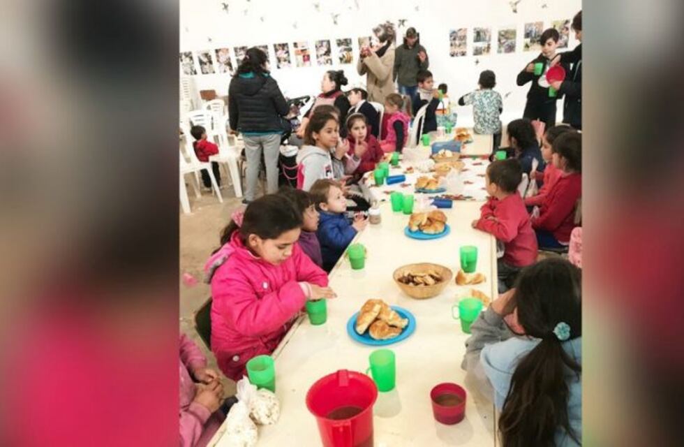 La Cooperativa y un merendero organizaron una tarde de cine en el Barrio Escondido