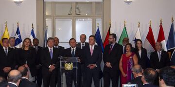 AME3748\u002E LIMA (PERÚ), 03/01/2019\u002E- El canciller peruano, Néstor Popolizo (c), comparece en rueda de prensa hoy junto a sus pares del Grupo de Lima, en Lima (Perú)\u002E Los ministros de Relaciones Exteriores y delegados del Grupo de Lima, formado por catorce países americanos contrarios al Gobierno del presidente venezolano, Nicolás Maduro, instaron hoy al mandatario a no asumir su nuevo mandato presidencial, cuya legitimidad no reconocerán\u002E EFE/ Eduardo Cavero